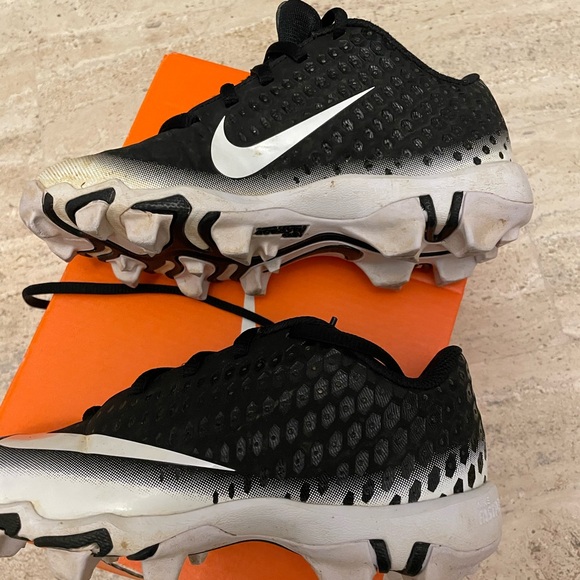 Nike Black and White Athletic Shoes - Picture 2 of 6